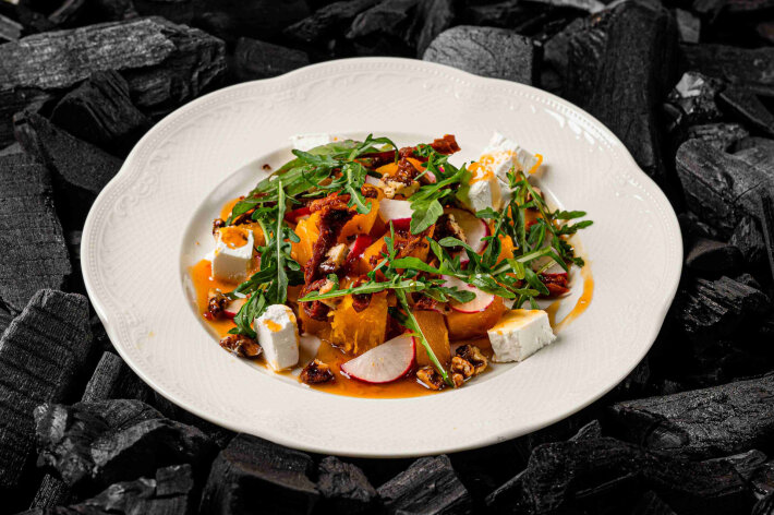 Салат с печеной тыквой под соусом Юдзу