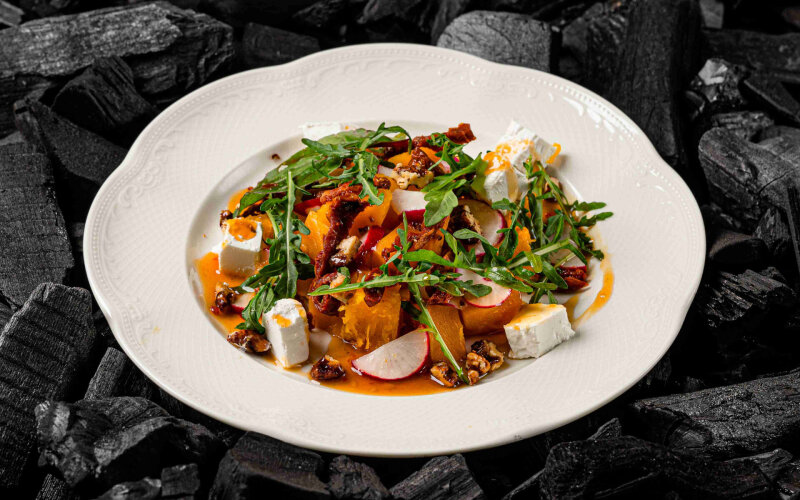 Салат с печеной тыквой под соусом Юдзу