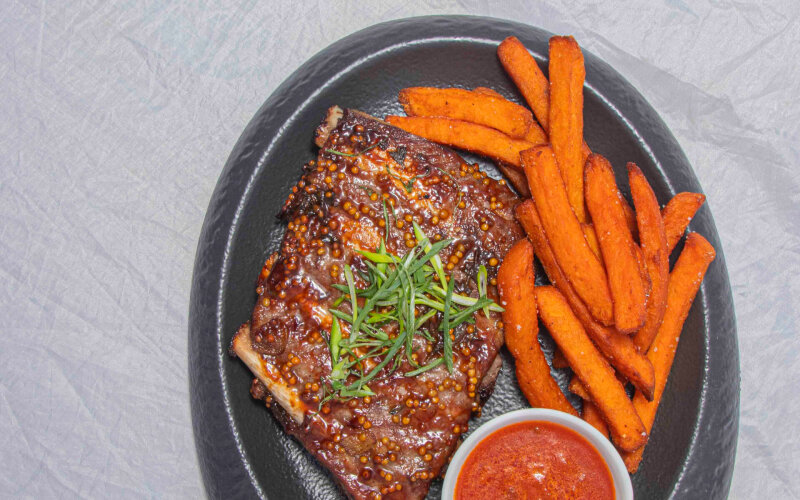 Ребра с бататом фри