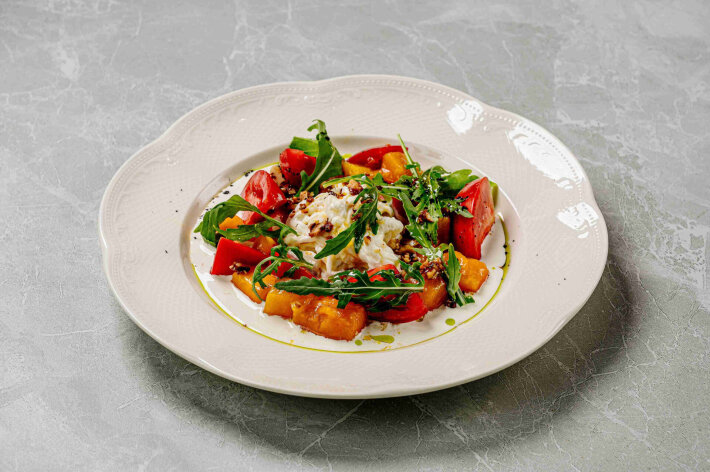 Страчателла с манго и бузиновым соусом