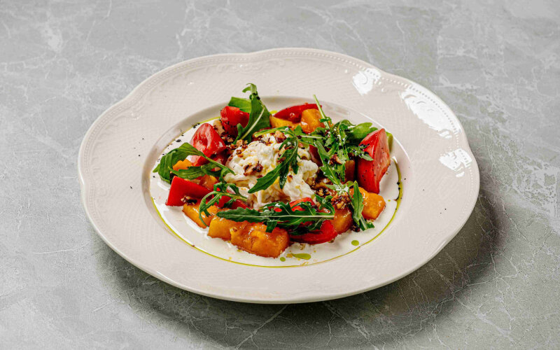 Страчателла с манго и бузиновым соусом