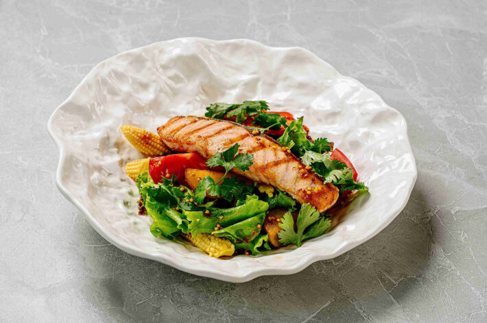 С жареным филе лосося под пикантным соусом