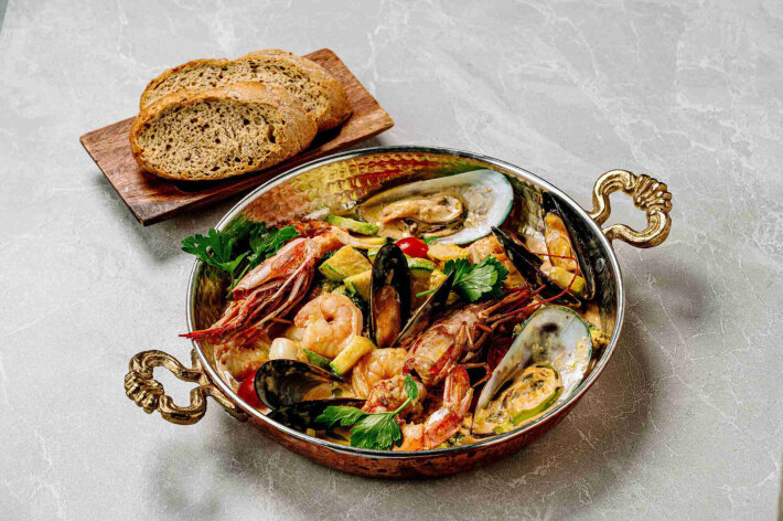 Сковородка морепродуктов в соусе Биск