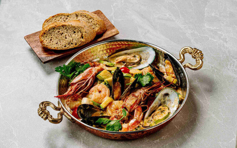 Сковородка морепродуктов в соусе Биск