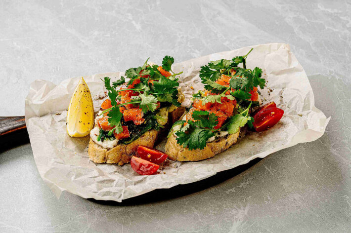 Брускетта с лососем, чукой и сырным кремом