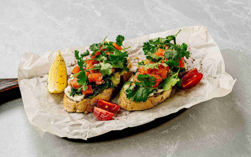 Брускетта с лососем, чукой и сырным кремом