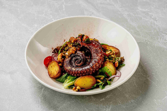 Теплый осьминог с овощами и вьетнамским соусом