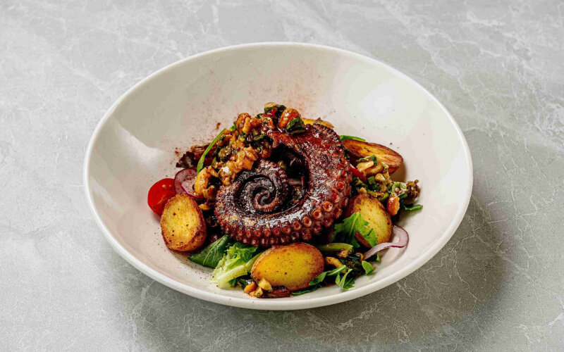 Теплый осьминог с овощами и вьетнамским соусом