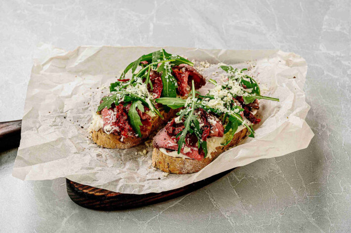 Брускетта с ростбифом и руколой