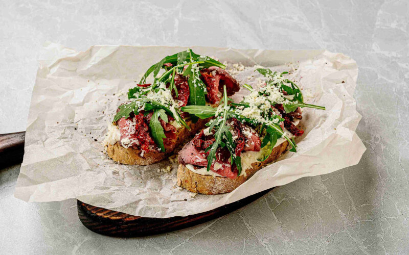 Брускетта с ростбифом и руколой