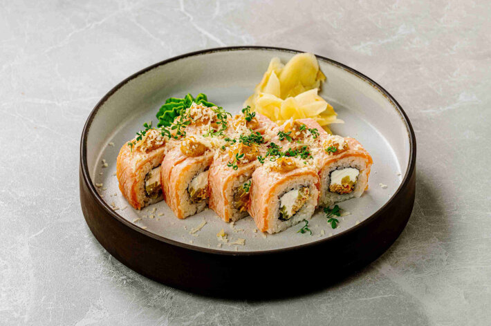 С опаленным лососем