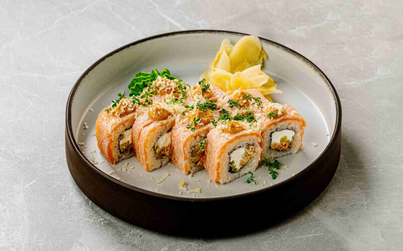 С опаленным лососем