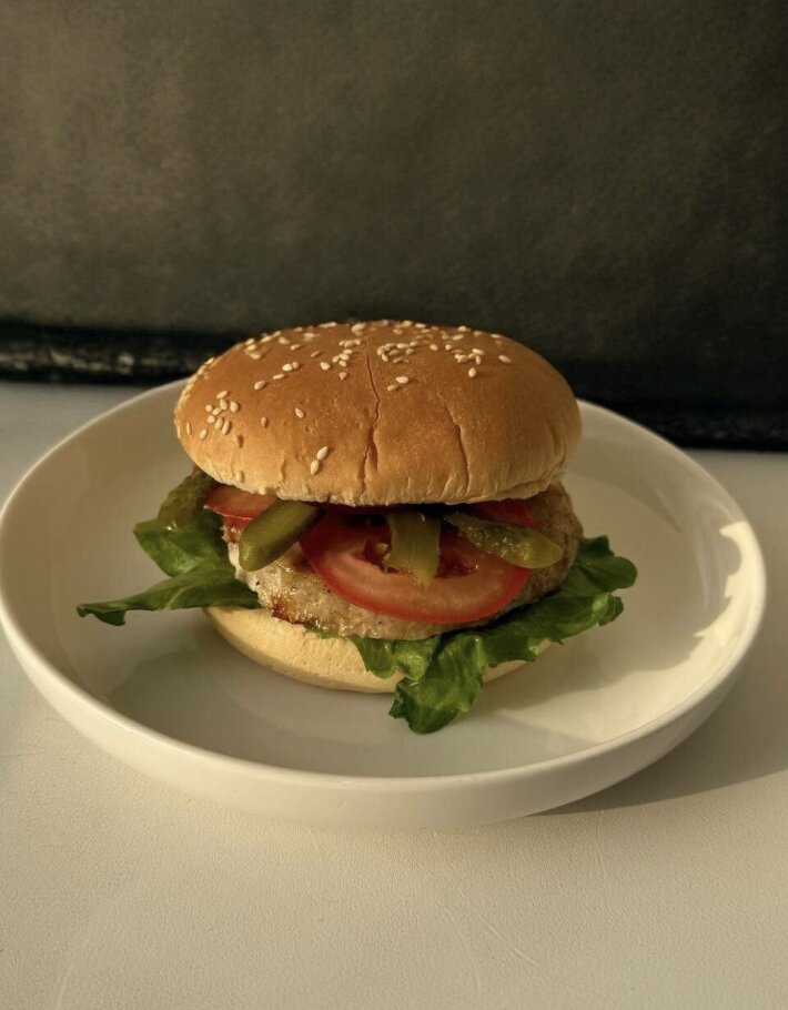 Бургер с куриной котлетой