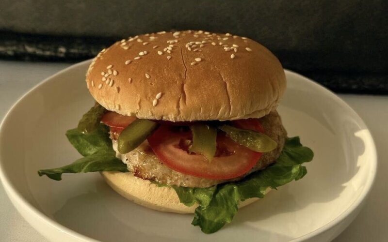 Бургер с куриной котлетой