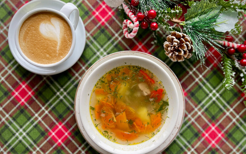 Густой суп с говядиной и овощами