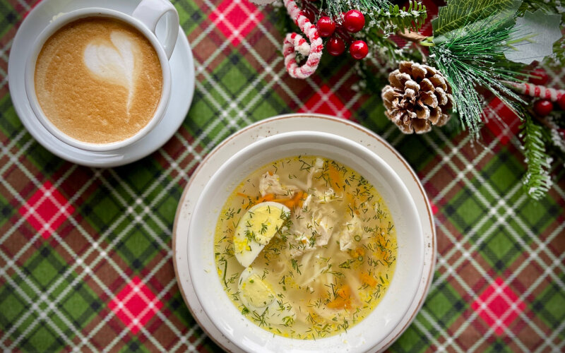 Куриный суп с домашней лапшой и яйцом