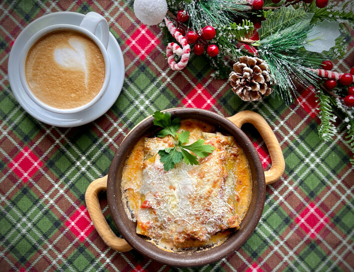 Мясные каннеллони под сыром