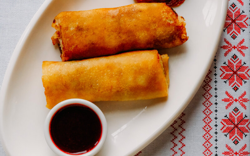 Блины с курицей и сыром фета под брусничным соусом