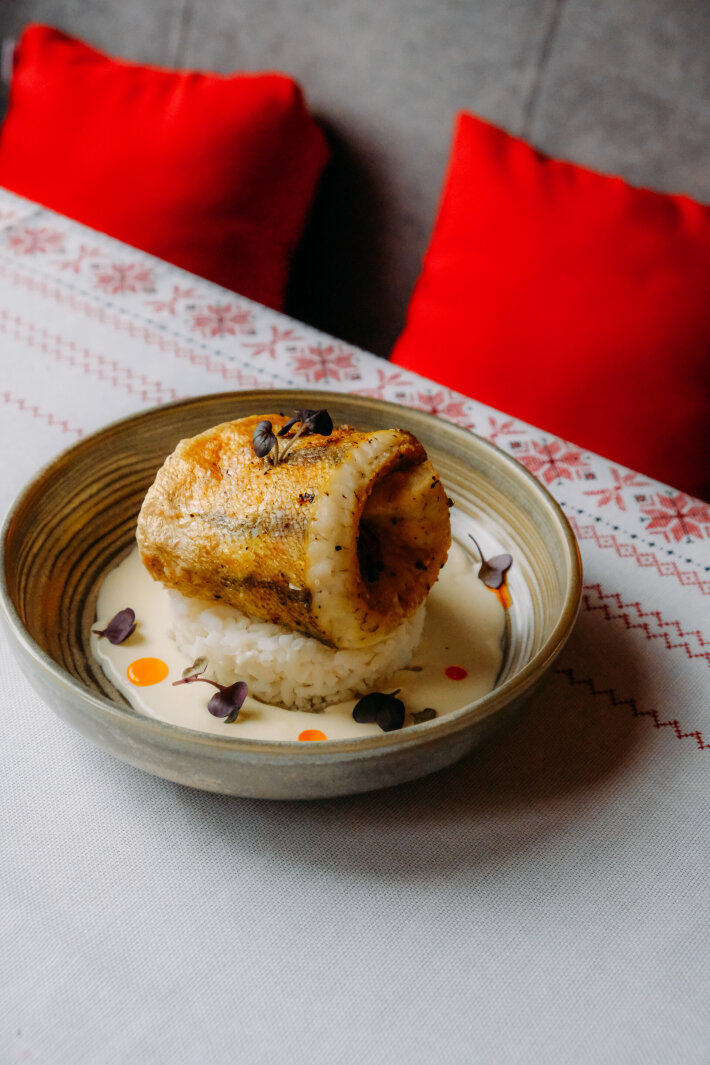 Судак с рисом под сырно грибным кремом