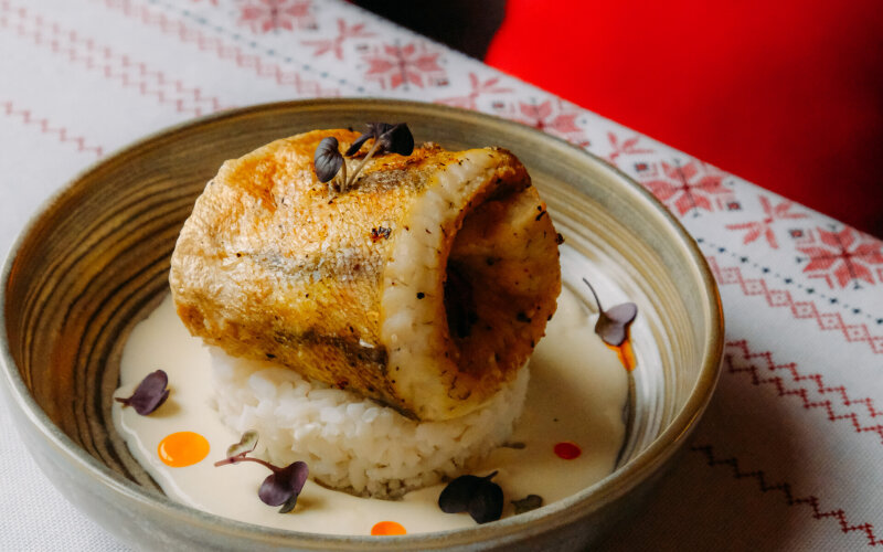 Судак с рисом под сырно грибным кремом