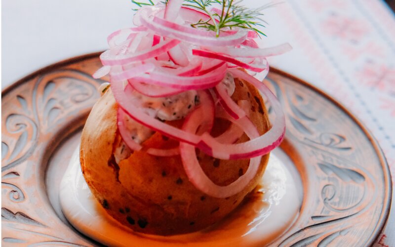 Печёная картошка с сельдью в сметане