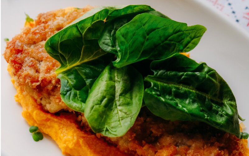 Куриный шницель с морковным кремом