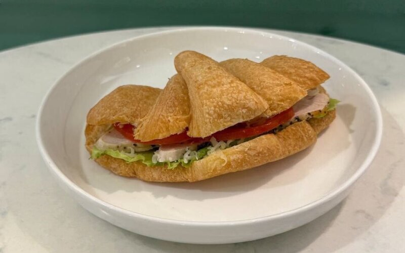 Круассан с куриной грудкой