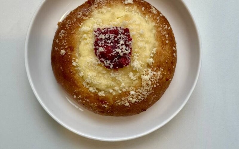 Ватрушка с творогом и малиной