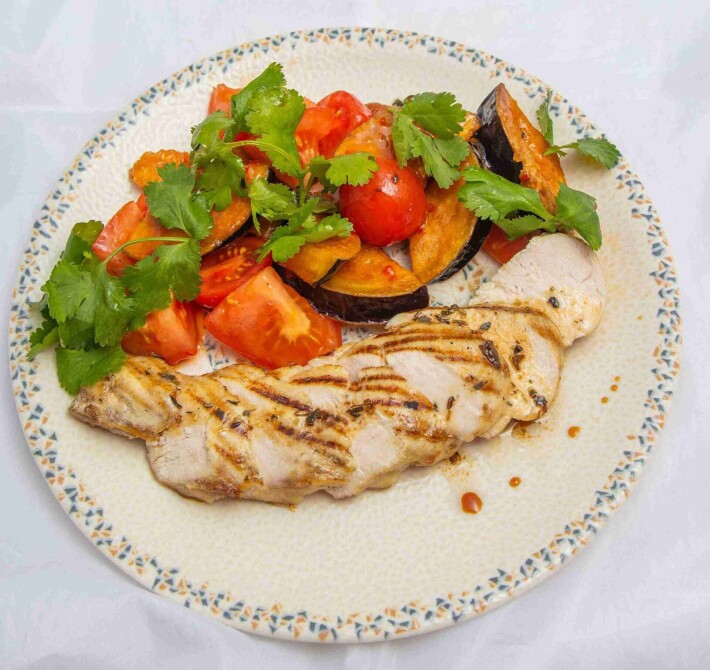 Куриная грудка с салатом из ассорти помидор и баклажан Экономия 213р.