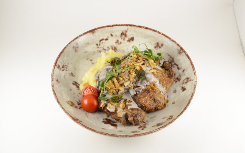 Печень говяжья с картофельным пюре и грибным соусом