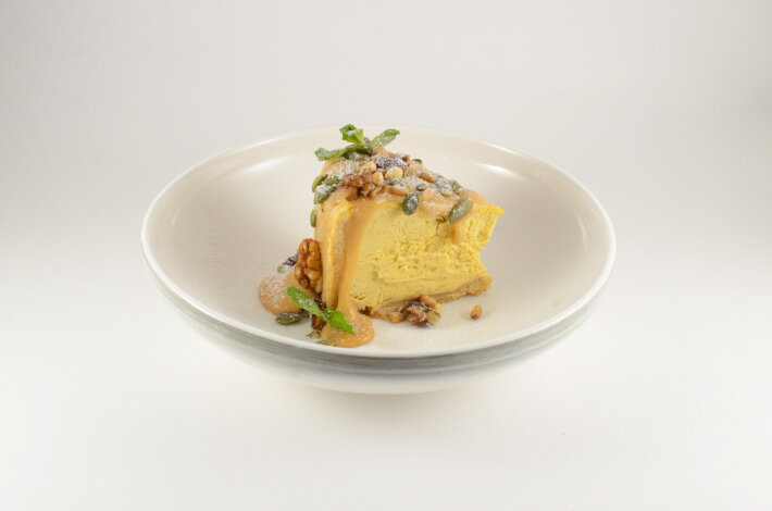 Чизкейк тыквенный с соленой карамелью и орешками