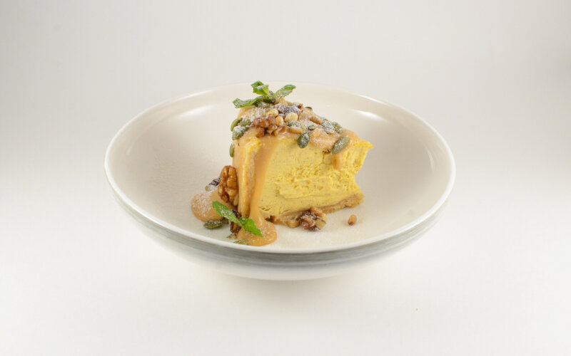 Чизкейк тыквенный с соленой карамелью и орешками