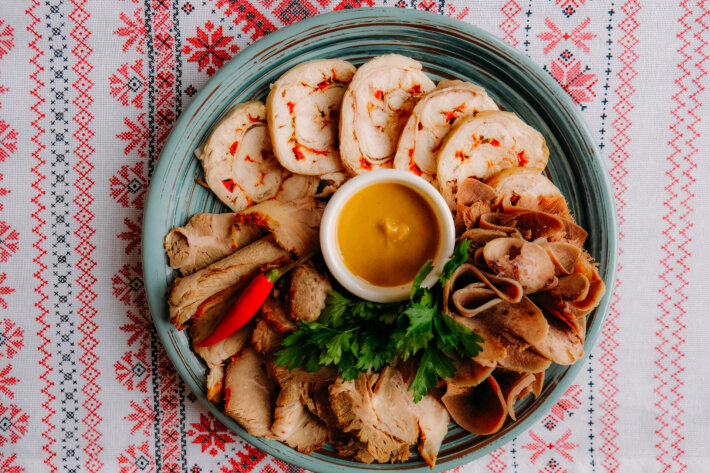 Мясные деликатесы