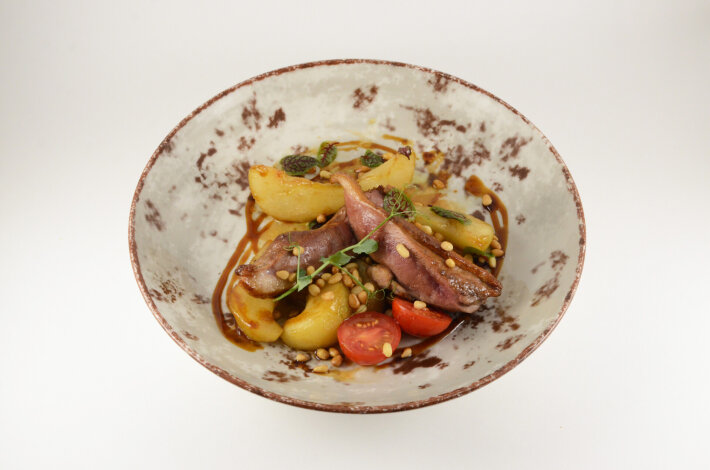 Утиная грудка с грушей и кедровым орехом