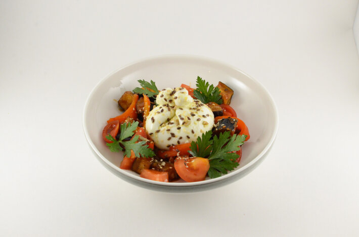 Салат с бураттой и баклажанами печеным перцем