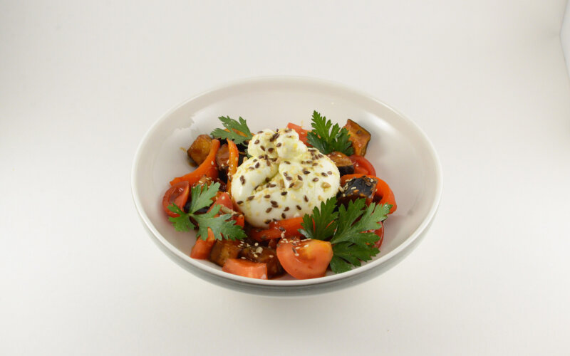 Салат с бураттой и баклажанами печеным перцем