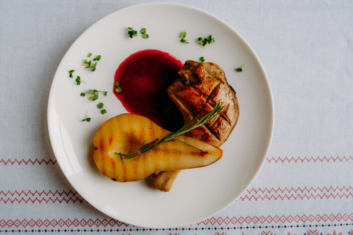 Утиная ножка с ягодным соусом и грушей