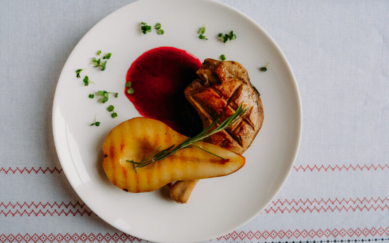 Утиная ножка с ягодным соусом и грушей