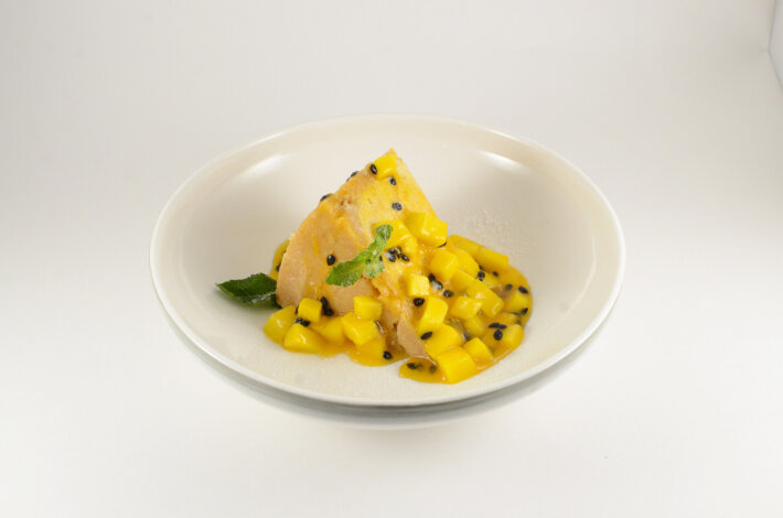 Чизкейк тыквенный с манго и соусом маракуйя