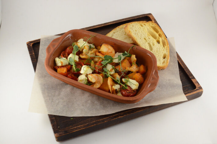 Запечённая фета с креветками тыквой и томатами