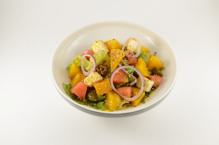 Салат печеной тыквой и семенами конопли