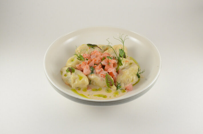 Пельмени из судака с томатной сальсой