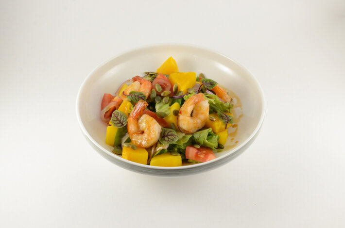 Салат с манго печеной тыквой и креветками