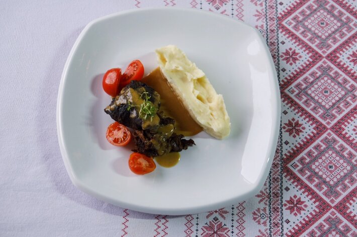 Щёчки телячьи с пюре