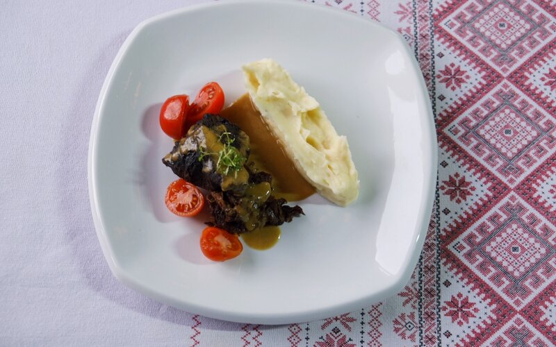 Щёчки телячьи с пюре