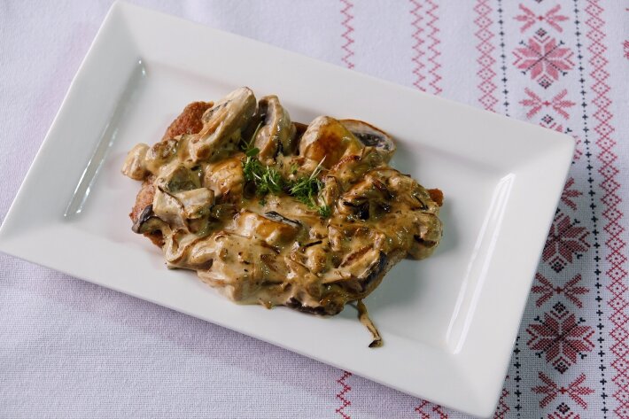 Медальоны из свинины под сливочно грибным соусом