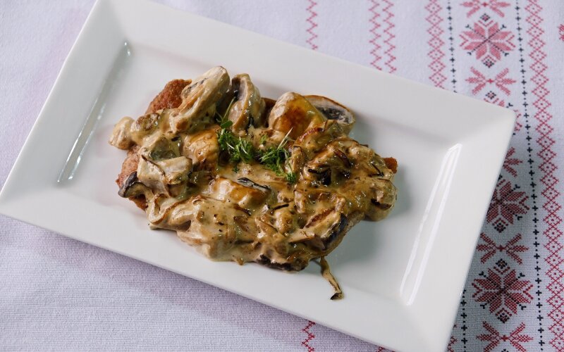 Медальоны из свинины под сливочно грибным соусом