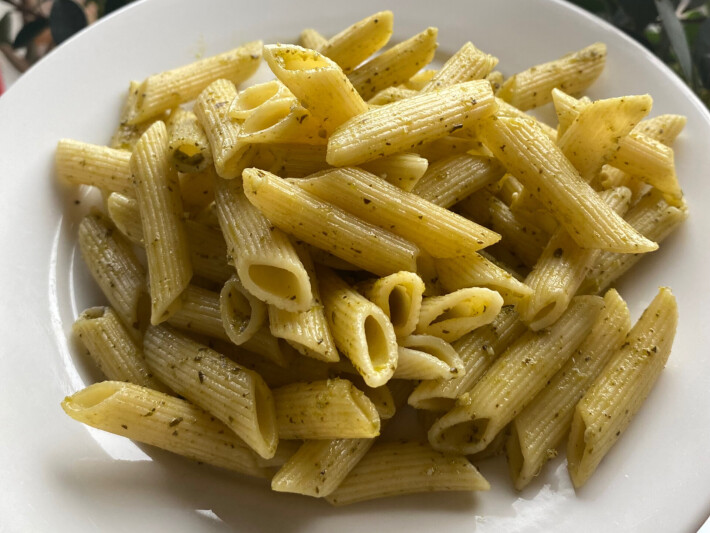 Макароны с соусом песто