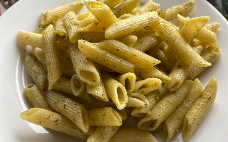 Макароны с соусом песто