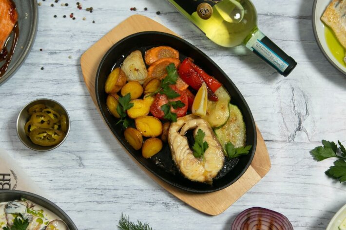 Стейк из осетрины с овощами